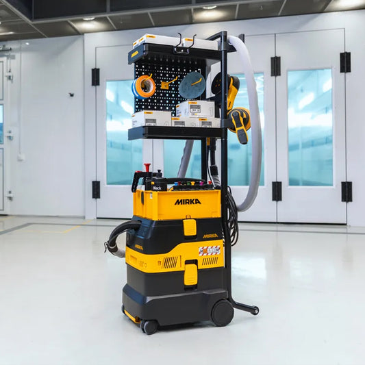 Mirka DEXOS 1230 Workstation mit Industriesauger, Werkzeughalterung und Schleifmittelorganisation, Frontalansicht.