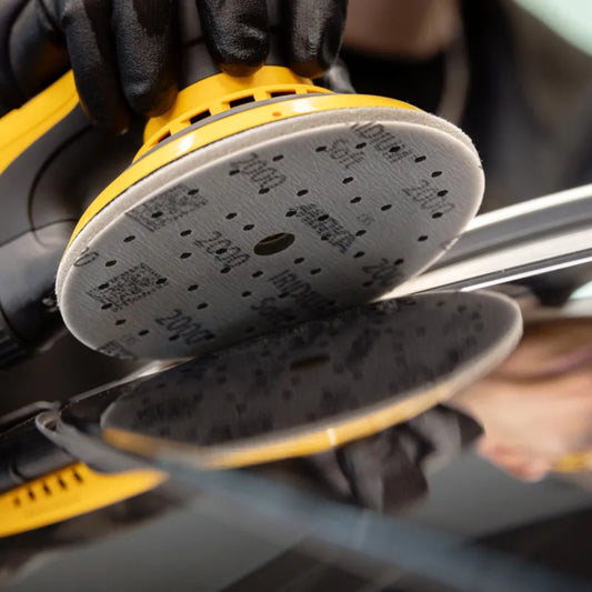 Mirka Iridium Soft Schleifscheibe Grip gelocht Multifit in Körnung 2000 auf Schleifmaschine – staubfreies Finish-Schleifen für hochglänzende Oberflächen im Fahrzeugbereich.