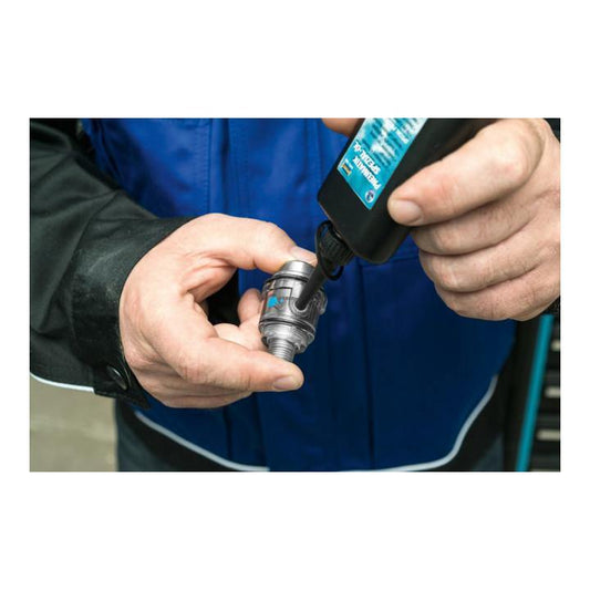 HAZET Mini-Öler 9070N-1 wird an Pneumatik-Werkzeug montiert, Detailansicht der kompakten Ausführung in Hand